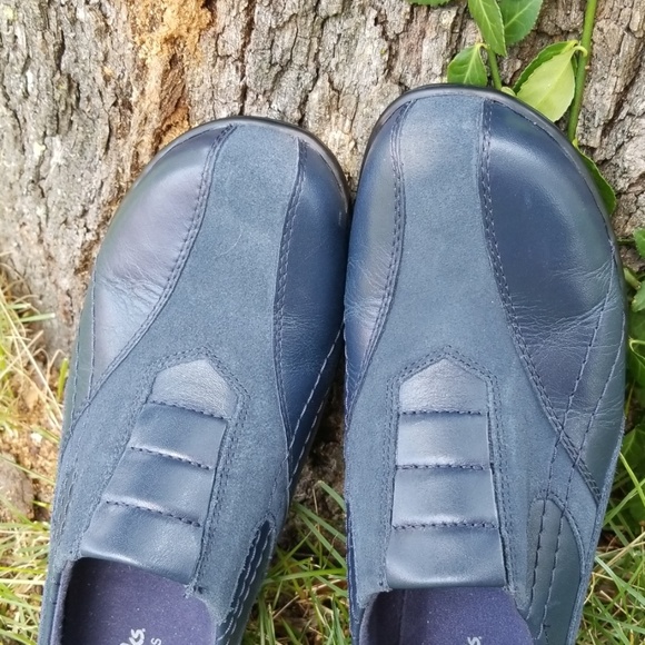 Clark's Genuine leather.  Wide - Picture 1 of 8